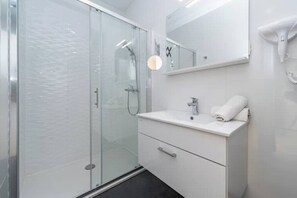 Shower, hair dryer, soap - Nova Excellence apartment (Novalja)
