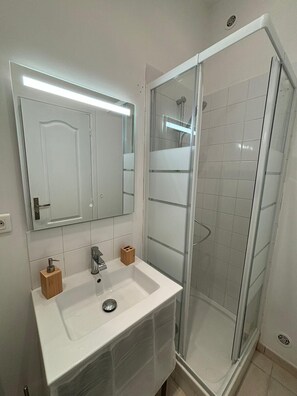 Suihku, hiustenkuivaaja, pyyhkeet, vessapaperi