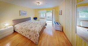 In-room safe, iron/ironing board, travel cot, free WiFi - 5 star apartment to feel good with 2 bedrooms, quiet location. (Kleinblittersdorf)