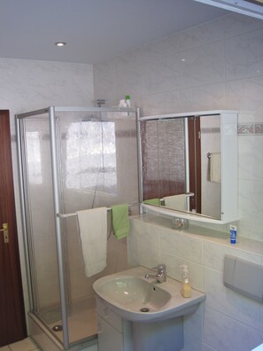 Hair dryer, bidet, towels, soap - 5 star apartment to feel good with 2 bedrooms, quiet location. (Kleinblittersdorf)