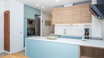 Coffee/tea maker, microwave, dishwasher