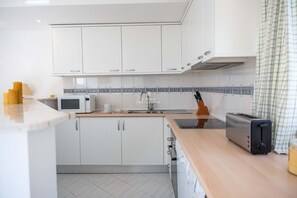Microondas, lavavajillas, cafetera o tetera y utensilios de cocina