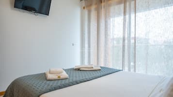 2 bedrooms, cots/infant beds, bed sheets