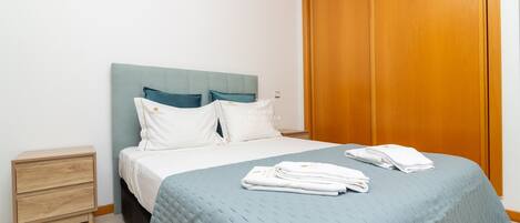 2 chambres, lits bébé (en supplément), draps fournis