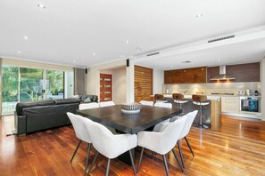 House | 3 bedrooms - Walk to Beach Coastal Home in Coogee (Perth)