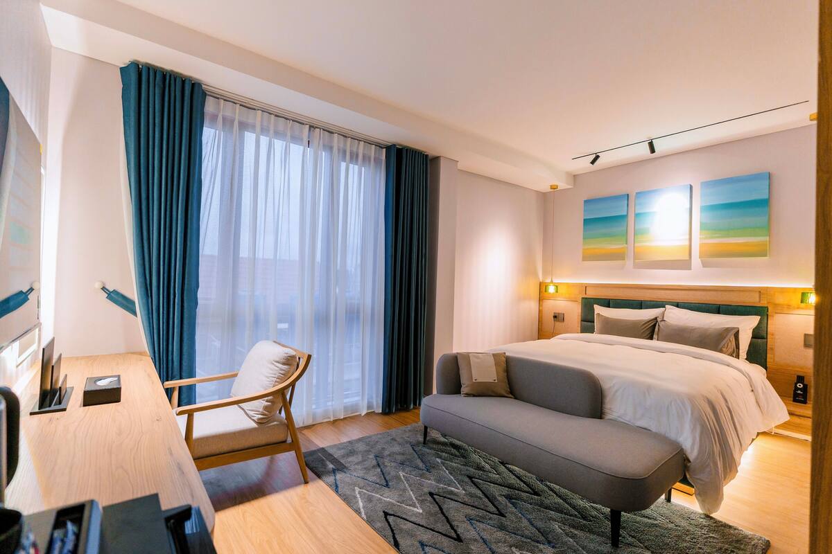 Deluxe Room | Laptop workspace, WiFi (free)