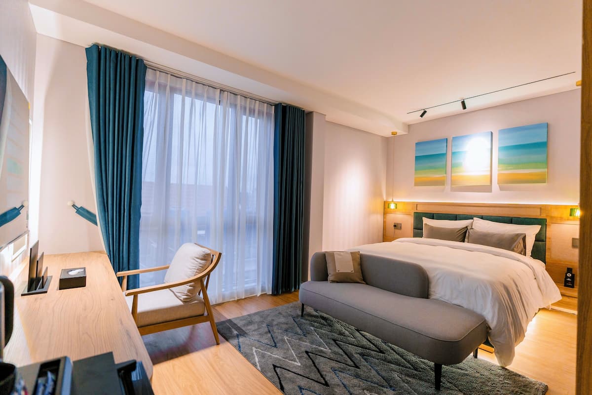 Laptop workspace, free WiFi