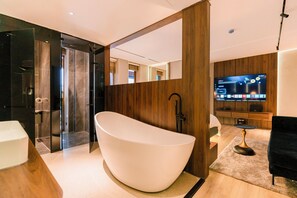 Phòng Junior, quang cảnh thành phố | Phòng tắm | Máy sấy tóc, khăn tắm, xà phòng, dầu gội 