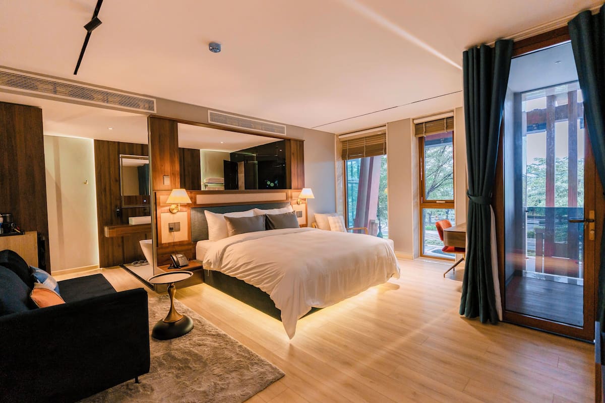 Laptop workspace, free WiFi