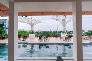 Una piscina al aire libre