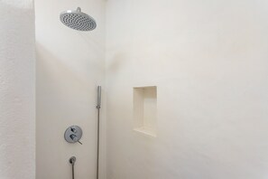 2 多间卧室、婴儿床、床单