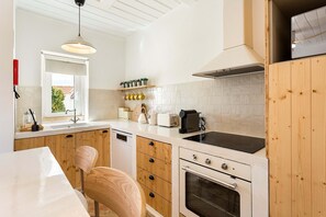 Microwave, dishwasher, coffee/tea maker, cookware/dishes/utensils - Casa Bela Mar (Albufeira)