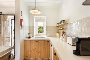 Microondas, lavavajillas, cafetera o tetera y utensilios de cocina