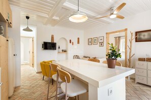 Microwave, dishwasher, coffee/tea maker, cookware/dishes/utensils - Casa Bela Mar (Albufeira)