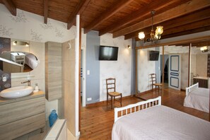 Iron/ironing board, WiFi - Holiday Home 'Maison En Bord De Mer' with Shared Terrace, Private Garden and Wi-Fi (Réville)