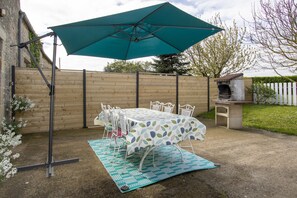 Outdoor dining - Holiday Home 'Maison En Bord De Mer' with Shared Terrace, Private Garden and Wi-Fi (Réville)