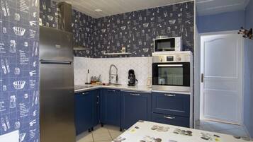 Frigorifero, microonde, forno, piano cottura