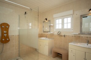 Shower, hair dryer - Holiday Home 'Maison En Bord De Mer' with Shared Terrace, Private Garden and Wi-Fi (Réville)
