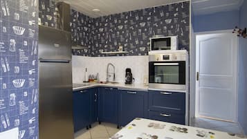 Køleskab, mikrobølgeovn, ovn, kogeplade