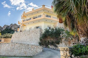 Exterior - Kallia’s lux apt with Sea View & Cool Jacuzzi (Agia Marina)