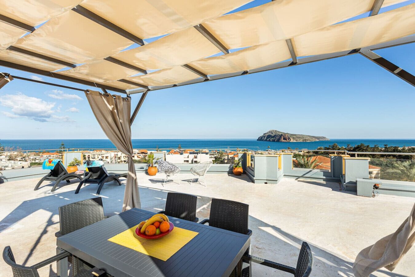 屋外ダイニングエリア