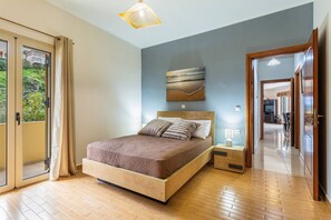 2 bedrooms, iron/ironing board, travel cot, WiFi - Kallia’s lux apt with Sea View & Cool Jacuzzi (Agia Marina)