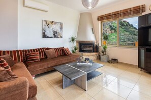 Televisión y chimenea 