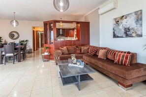 TV, fireplace - Kallia’s lux apt with Sea View & Cool Jacuzzi (Agia Marina)
