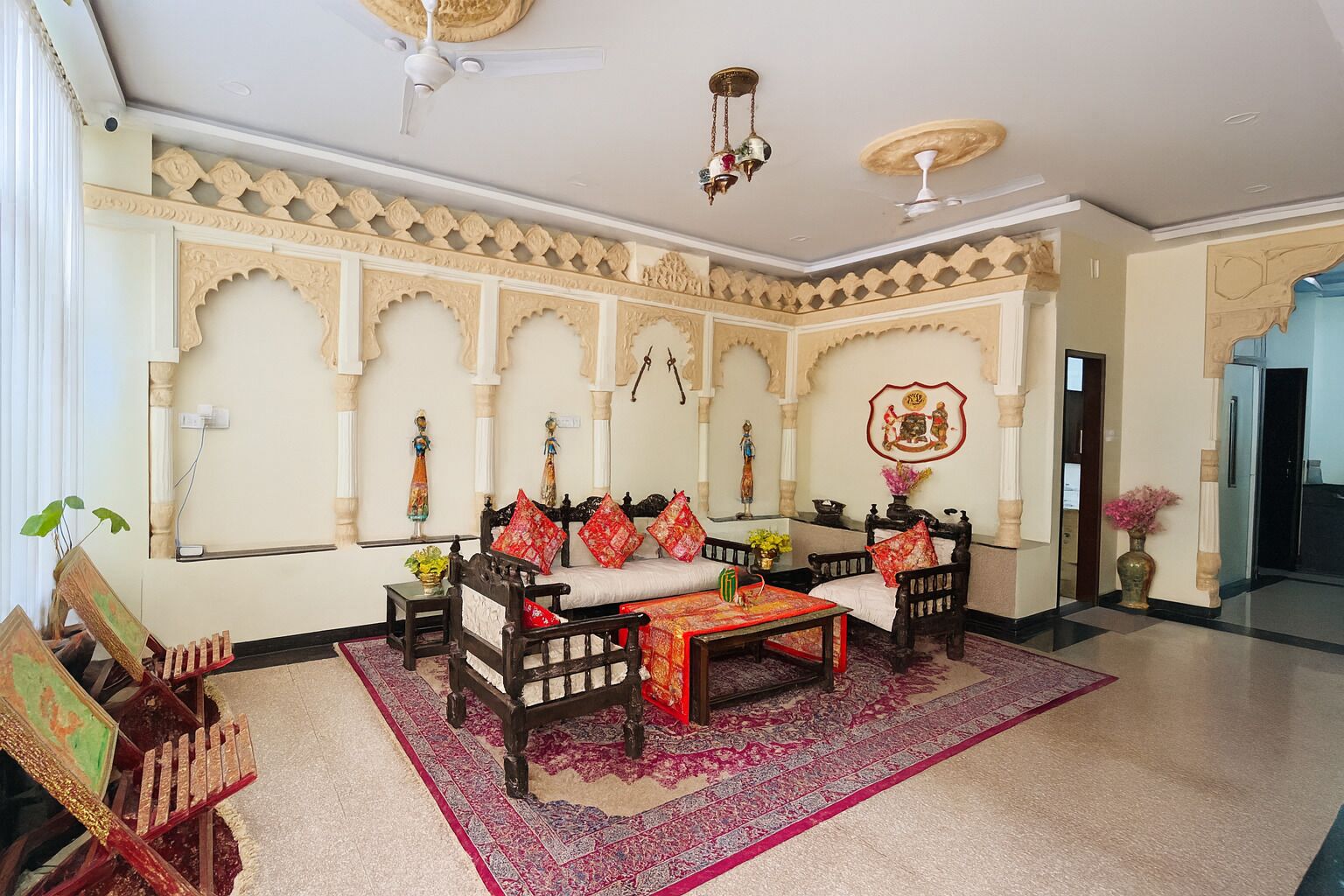 Quarto tradicional com sofá, mesa de centro e tapetes estampados.