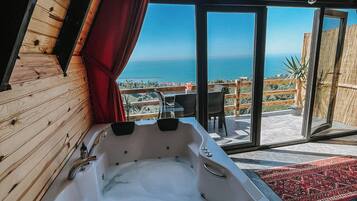 Deluxe Bungalow, Balcony, Sea View | Living area