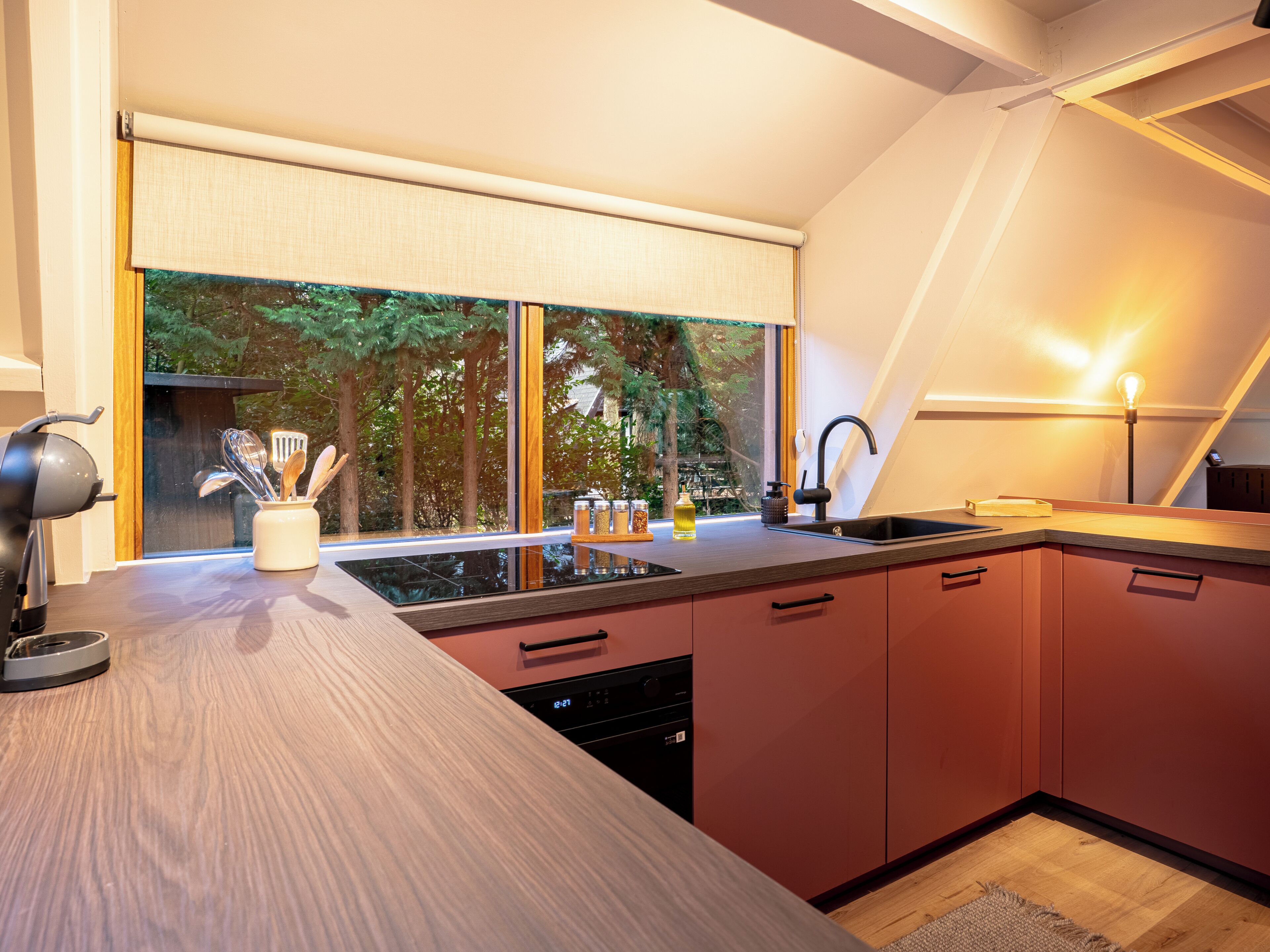 Kühlschrank, Geschirrspüler, Hochstuhl, Esstisch