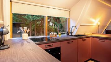 Réfrigérateur, lave-vaisselle, chaise haute, tables à manger