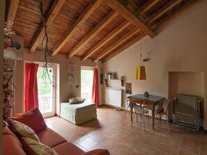 Casa, 1 habitación, balcón, vista al jardín | Sala de estar