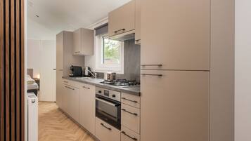 Microondas, lavavajillas y comedor