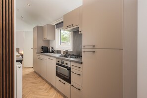 Microwave, dishwasher, dining tables - The Doornenburg Lodge offers a comfortable holiday home for 4 people with modern amenities and a private terrace in the Veluwe. (Lieren)