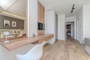 Tabla de planchar con plancha, wifi y ropa de cama 