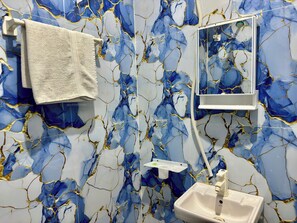 Shower, slippers, towels, soap - Hotel radha Aradhya Sadan (Mathura)