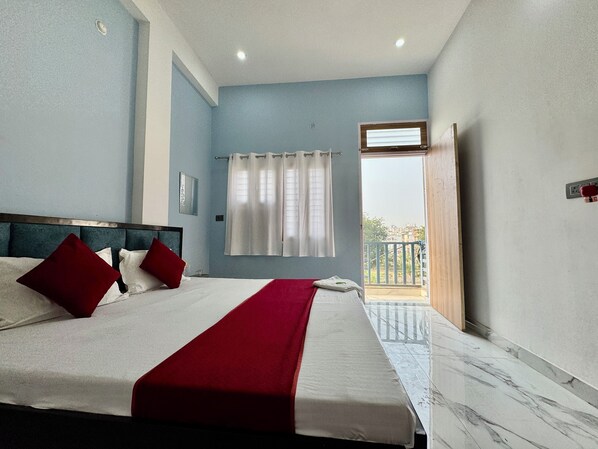 Deluxe Double Room, Balcony | Soundproofing - Hotel radha Aradhya Sadan (Mathura)