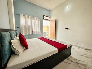 Deluxe Double Room, Balcony | Soundproofing - Hotel radha Aradhya Sadan (Mathura)