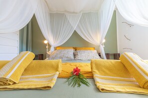 2 bedrooms, iron/ironing board, travel cot, free WiFi - Villa Fleurs d'Air on leeward coast, Leroux beach 150m, DESHAIES, GUADELOUPE (Deshaies)