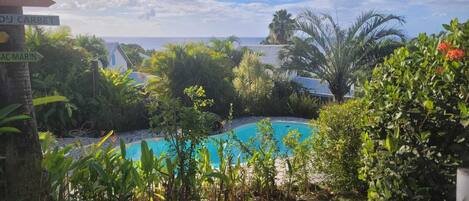 Una piscina al aire libre