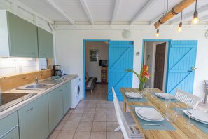 Fridge, microwave, oven, stovetop - Villa Fleurs d'Air on leeward coast, Leroux beach 150m, DESHAIES, GUADELOUPE (Deshaies)