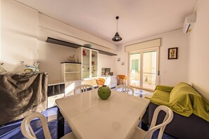 Apartment, 1 Bedroom, Sea View | Ruang tamu | TV skrin rata 