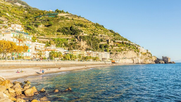 A coastal town with terraced buildings, a beach, and a castle. - Casa D'Amato - Maiori (Maiori)