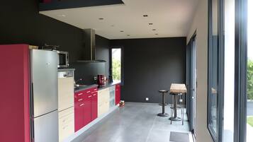 Réfrigérateur, micro-ondes, plaque de cuisson, lave-vaisselle