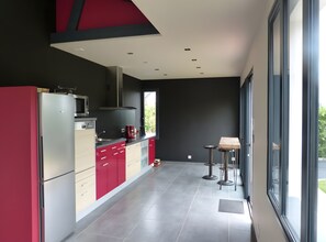 Kühlschrank, Mikrowelle, Herdplatte, Geschirrspüler