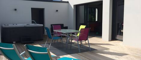 屋外ダイニングエリア