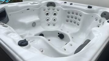 Tina de hidromasaje al aire libre