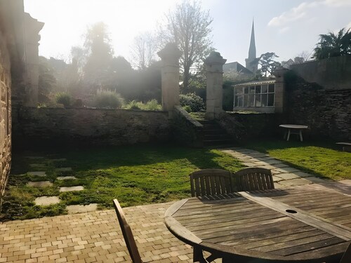 Peaceful Retreat Near the Port – Terrace, Private Garden & Wi-Fi