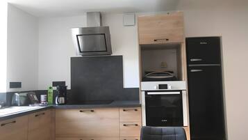 Réfrigérateur, micro-ondes, four, plaque de cuisson